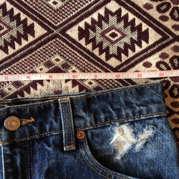 Vintage Levi’s Distressed Denim Shorts - Picture 3 of 6